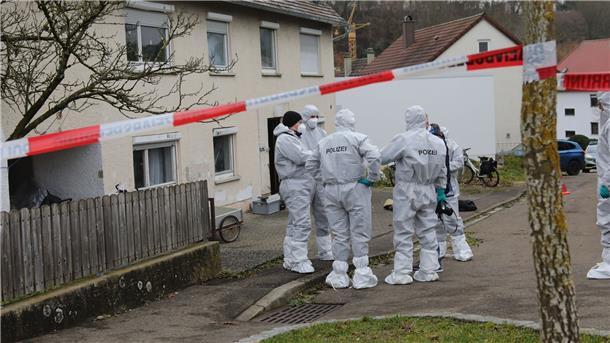 Entsetzen in Illerkirchberg - Haftbefehl wegen Mordes Einsatzkräfte begutachten den Tatort in Illerkirchberg.