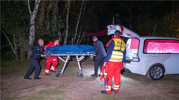 Einsatzkräfte bergen am Fluss Ilmenau eine Leiche. 