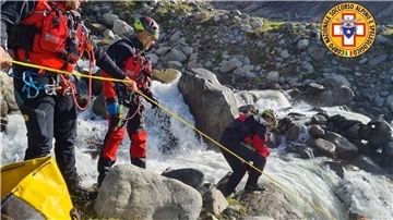 Einsatzkräfte der Bergrettung an einem Wildbach in der Nähe des Fellaria-Gletschers, wo zwei Frauen ertranken.