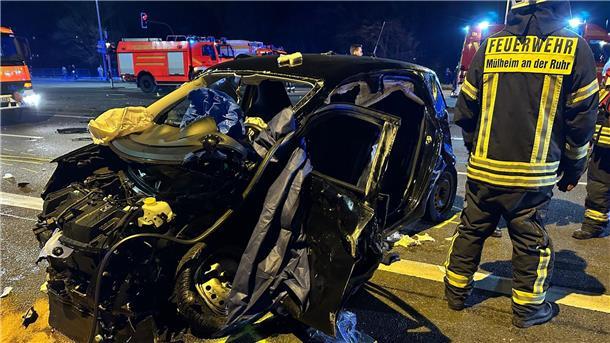 Tödlicher Unfall - 27-Jähriger unter Mordverdacht in U-Haft Einsatzkräfte der Feuerwehr an der Unfallstelle.