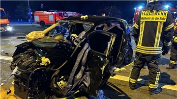Einsatzkräfte der Feuerwehr an der Unfallstelle.