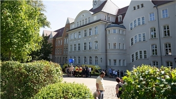 Einsatzkräfte der Feuerwehr auf dem Schulhof der Grund- und Oberschule.