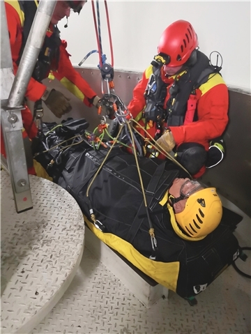 Einsatzkräfte der Feuerwehr Cuxhaven bereiten einen „Verletzten“ im Inneren der Windenergieanlage auf den Transport ins Krankenhaus vor.