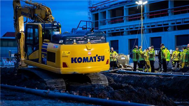 Fliegerbombe in Langenhagen erfolgreich entschärft Einsatzkräfte der Feuerwehr errichten auf einer Baustelle in der Region Hannover, auf der eine Fliegerbombe aus dem Zweiten Weltkrieg gefunden wurde, einen Lichtmast.