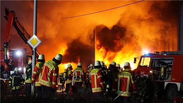 Polizei: Schaden bei Großbrand über 200 Millionen Euro Einsatzkräfte der Feuerwehr löschen den Brand auf dem Firmengelände eines Automobilzulieferers in Allmendingen.