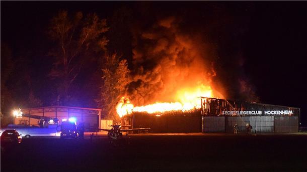 Brand in Lagerhalle mit Flugzeugen: Millionenschaden Einsatzkräfte der Feuerwehr löschen den Brand einer Lagerhalle.