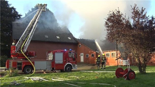 Einsatzkräfte der Feuerwehr löschen einen Brand in einem Rinderstall im Landkreis Emsland.