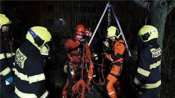 Frau stürzt in Prag in 15 Meter tiefen Kanalschacht Einsatzkräfte der Feuerwehr sind am Unglücksort im Prager Stadtteil Petrovice im Einsatz.