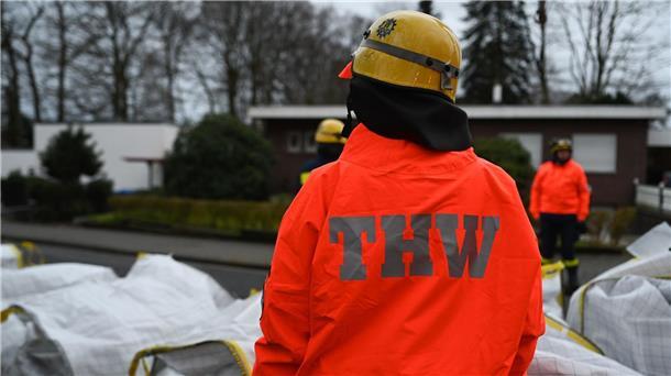 Bremerhavener Einsatzkräfte helfen im Kreis Oldenburg Einsatzkräfte der Feuerwehr und des Technischen Hilfswerks (THW).