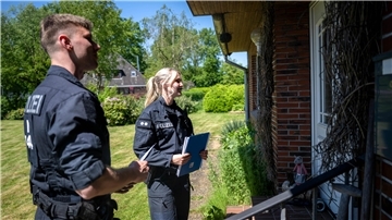 Einsatzkräfte der Polizei führen Anwohnerbefragungen durch. Ziel dieser Maßnahme ist es, mögliche Hinweise bei der Suche nach dem vermissten Arian zu erhalten.