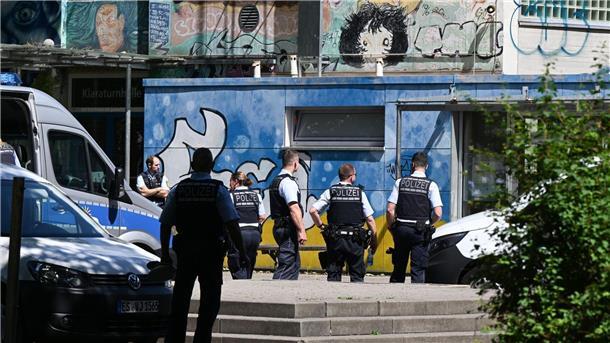Messerattacke an Grundschule - Angeklagter schweigt Einsatzkräfte der Polizei sichern vor der Grundschule in Esslingen den Tatort (Archivbild).