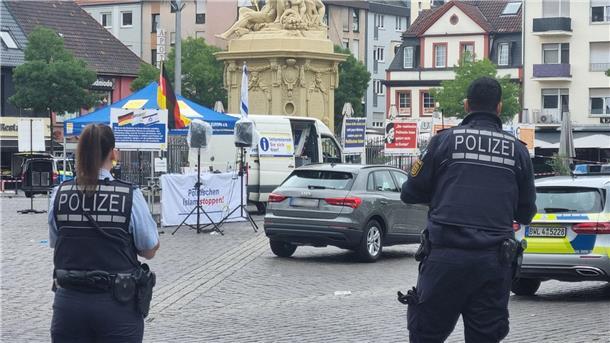 Mann sticht auf Menschen ein - politisches Motiv? Einsatzkräfte der Polizei sind auf dem Mannheimer Marktplatz im Einsatz.