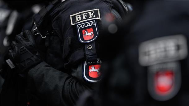 Demo gegen Rechtsextremismus in Göttingen Einsatzkräfte der Polizei stehen bei einer Demonstration des „Göttinger Bündnisses gegen Rechts“.
