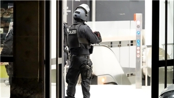 Einsatzkräfte der Polizei stehen im Bielefelder Hauptbahnhof.
