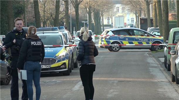 Einsatzkräfte der Polizei stehen in der Nähe des Tatorts in Ochtrup.