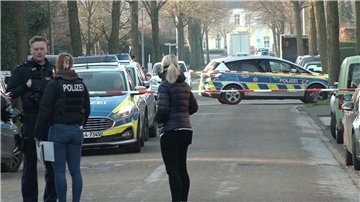 Einsatzkräfte der Polizei stehen in der Nähe des Tatorts in Ochtrup.