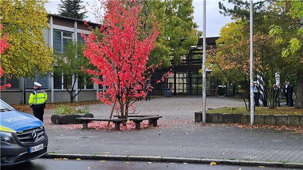 Einsatzkräfte der Polizei stehen vor dem Hegel-Gymnasium im Stuttgarter Stadtbezirk Vaihingen. Die Einrichtung wurde geräumt.