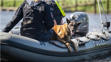Einsatzkräfte der Polizei suchen nach dem vermissten Arian.