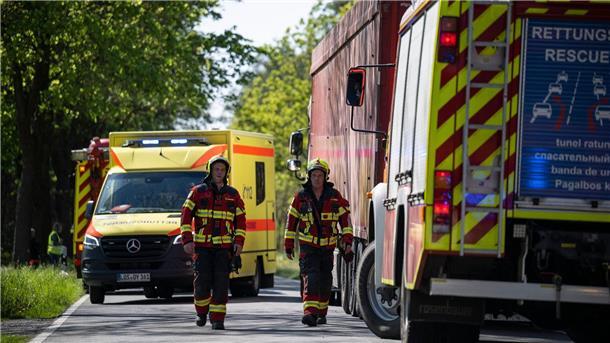Mehr als 50 Verletzte bei Reisebus-Unfall auf der A12 Einsatzkräfte der Polizei und des Rettungsdienstes am Unfallort auf der A12 in Brandenburg.
