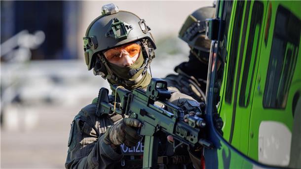 Großübung in Hannover - Polizei simuliert Terroranschlag Einsatzkräfte der Polizei und von anderen Behörden simulieren in Hannover einen Terroranschlag.