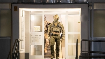 Einsatzkräfte der Polizei verlassen ein Gebäude in Düsseldorf.