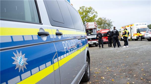 Erneut Welle von Bombendrohungen an Schulen Einsatzkräfte der Polizei vor der Alexander-von-Humboldt-Realschule in Bayreuth.