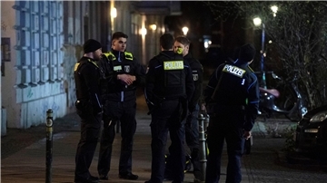 Einsatzkräfte der Polizei vor einem Wohnhaus in Berlin-Kreuzberg. Dort eskalierte ein Familienstreit.