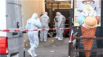 Einsatzkräfte der Spurensicherung am Tatort.