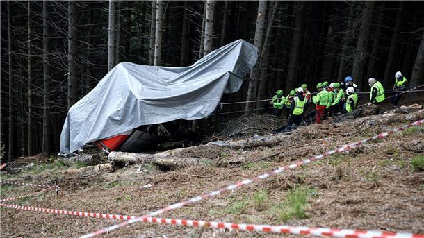Einsatzkräfte des Bergrettungsdienstes arbeiten nach dem Absturz in Stresa an der Unfallstelle.
