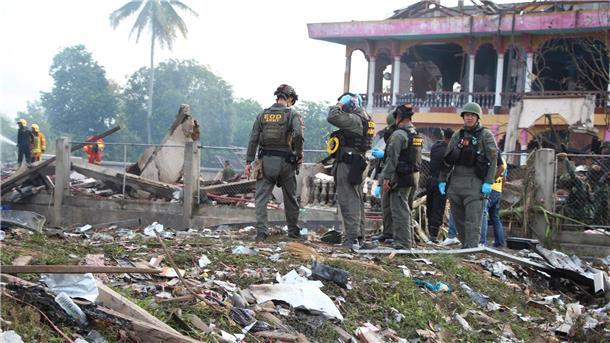 Tote und mehr als 100 Verletzte bei Explosion in Thailand Einsatzkräfte des Kampfmittelräumdienstes untersuchen die Überreste eines durch eine Explosion zerstörten Gebäudes im thailändischen Narathiwat.