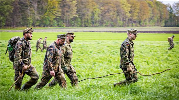 Wo ist der kleine Arian? - 1200 Helfer waren auf der Suche Einsatzkräfte durchkämmen das Gebiet zwischen Elm und der Gemeinde Oldendorf.