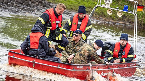 Wo ist der kleine Arian? - 1200 Helfer waren auf der Suche Einsatzkräfte durchsuchen nahe Elm die Oste, einen Nebenfluss der Elbe.