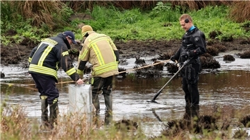 Einsatzkräfte haben bei ihren Ermittlungen zum Tod des achtjährigen Fabian aus Güstrow erneut einen Tümpel im Bereich des Fundortes der Leiche in den Blick genommen.