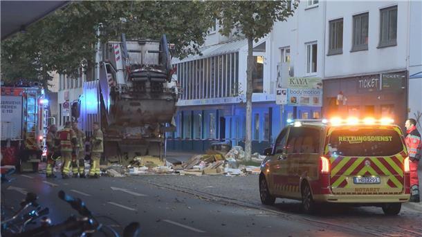 Einsatzkräfte haben einen leblosen Mann in einem Müllfahrzeug in Bremen entdeckt. 