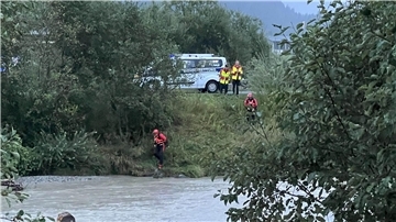 Einsatzkräfte im August 2022 an der Kitzbüheler Ache, wo ein Sechsjähriger tot aufgefunden wurde.