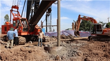 Einsatzkräfte in Vietnam versuchten vergeblich, den zehnjährigen Nam aus einem 35 Meter tiefen Betonrohr zu retten.