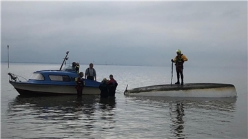 Einsatzkräfte orten das gekenterte Segelboot.