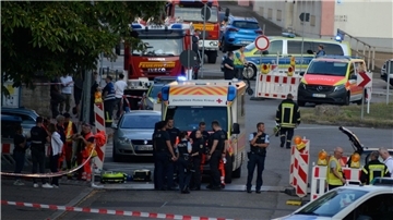 Einsatzkräfte riegeln den Tatort in Völklingen ab.