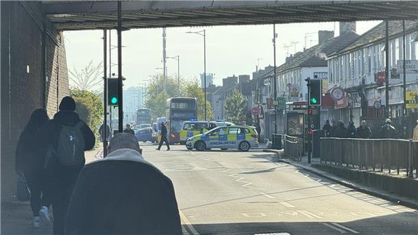 14-Jähriger nach Attacke mit Schwert in London gestorben Einsatzkräfte sind im Nordosten Londons nach dem Angriff mit einem Schwert im Einsatz.