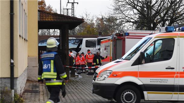 ICE-Messerangreifer zu 14 Jahren Haft verurteilt  Einsatzkräfte stehen am 6. November 2021 vor einer Gaststätte im oberpfälzischen Seubersdorf, in der Bahnreisende nach der Messerattacke untergekommen sind.