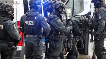 Einsatzkräfte stehen vor der Stadtteilschule Blankenese.
