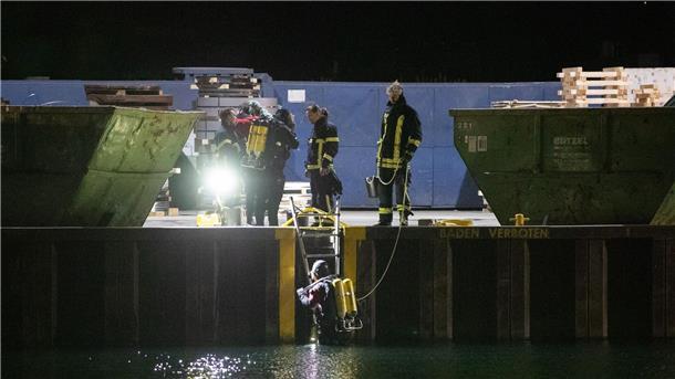 13-Jähriger soll Obdachlosen erstochen haben Einsatzkräfte suchen im Hafen und Hafenbecken in Dortmund nach Spuren.