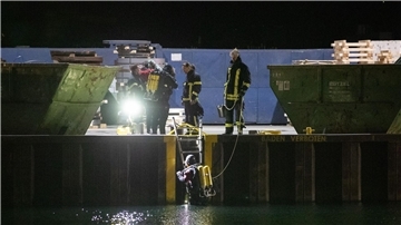 Einsatzkräfte suchen im Hafen und Hafenbecken in Dortmund nach Spuren.