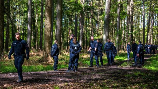 Einsatzkräfte suchen im niedersächsischen Bremervörde nach dem vermissten sechs Jahre alten Kind.