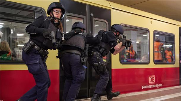 Einsatzkräfte übten am Wochenende in der Stadt Berlin, was im Notfall zu tun ist.