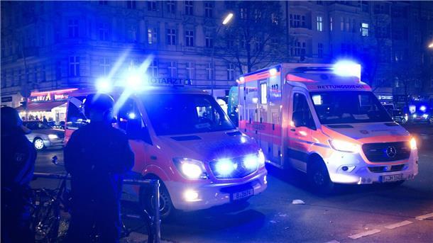 Polizei: „Keine nennenswerten Vorfälle“ nach Demo Einsatzkräfte und Einsatzfahrzeuge von Polizei und Feuerwehr stehen an der Sonnenallee. In Berlin-Neukölln ist am Abend eine Kugelbombe neben einem Funkwagen gezündet worden.