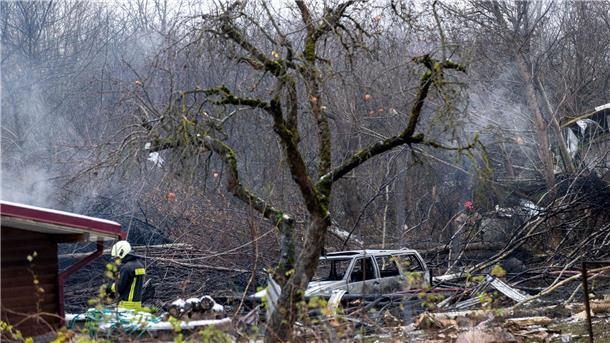 Frachtflugzeug abgestürzt - Was wir wissen und was nicht Einsatzkräfte und Rauch an der Absturzstelle