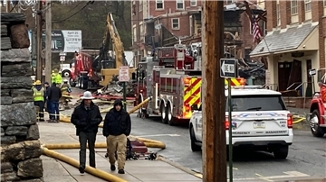 Einsatzkräfte und schweres Gerät arbeiten am Ort der Explosion.