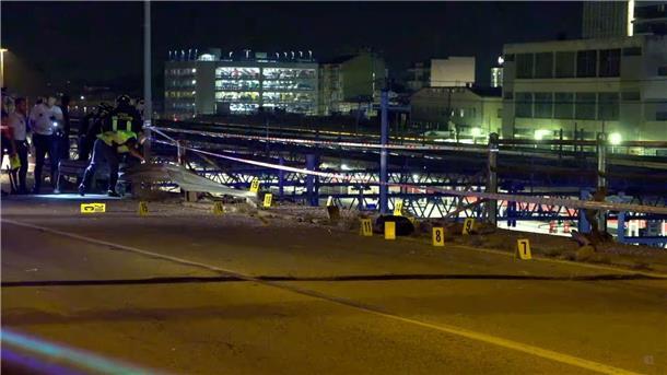 Einsatzkräfte untersuchen den Ort des Unglücks. Der Bus durchbrach offenbar ungebremst die Leitplanke auf der Brücke und stürzte auf eine darunter verlaufende Bahnstrecke.