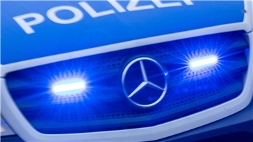 Einsatzkräfte von Polizei und Zoll haben nahe des Wesertunnels den Verkehr kontrolliert.